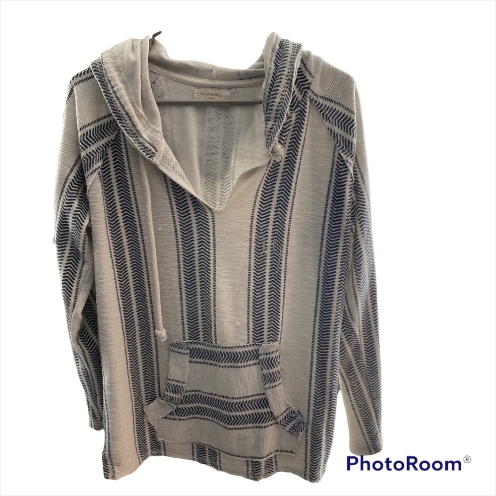 Ocean drive white and blue striped pullover one size